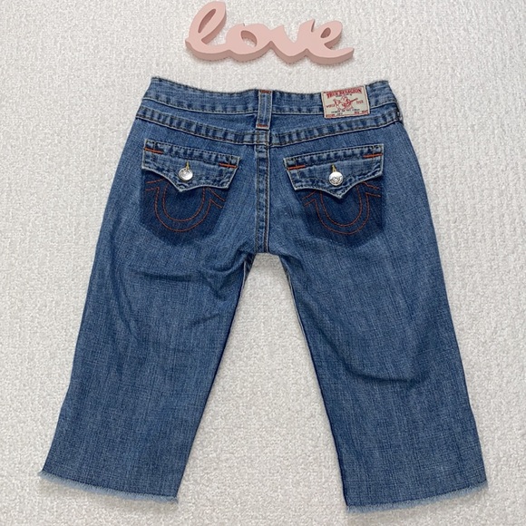 True Religion “Joey” Light Wash Raw Hem Shorts Size 26 💙 LIKE NEW! 💙 - Picture 1 of 15